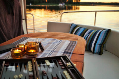 Abendstimmung an Bord auf dem Hausboot in Mecklenburg