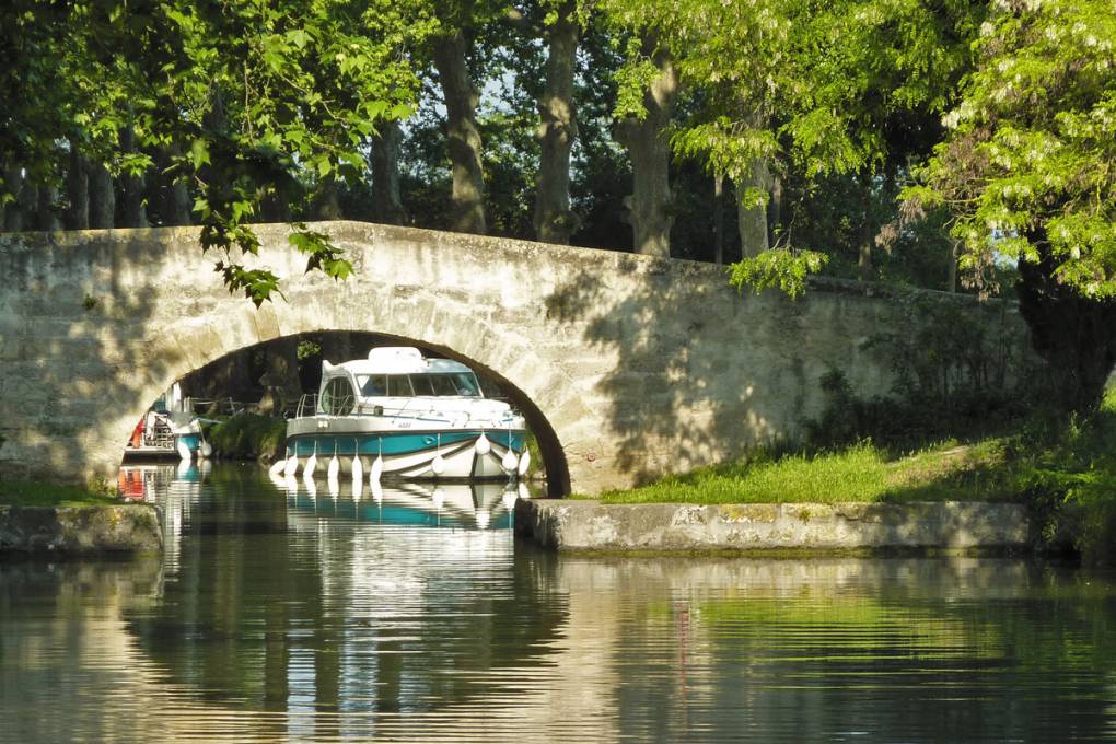 Brücke am Canal du Midi Hausboot Nicols