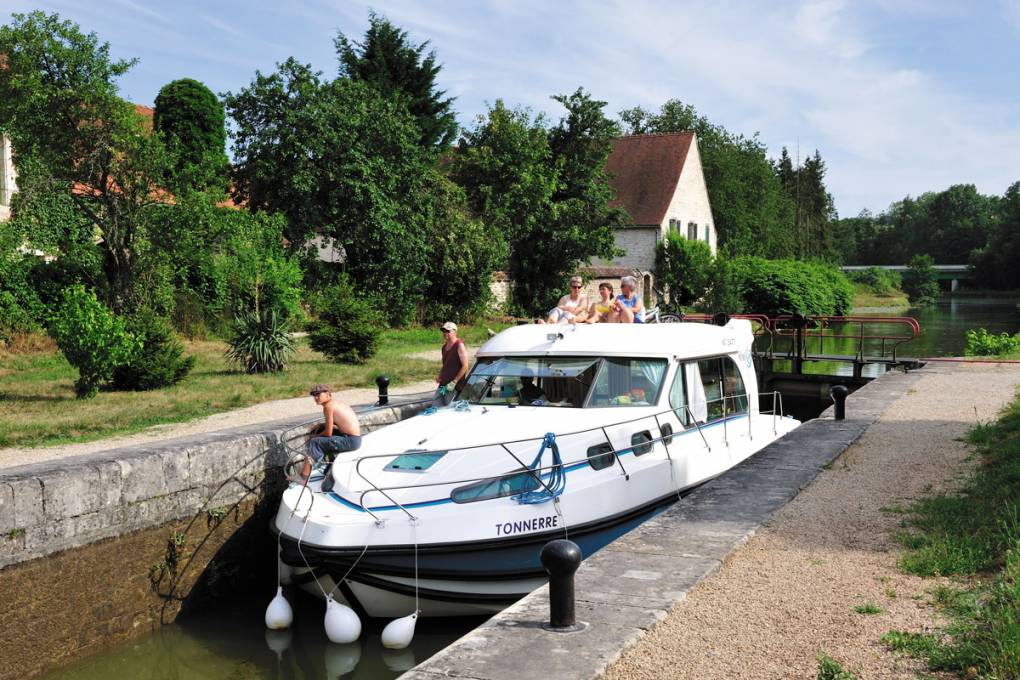 Schleuse am Burgund Kanal