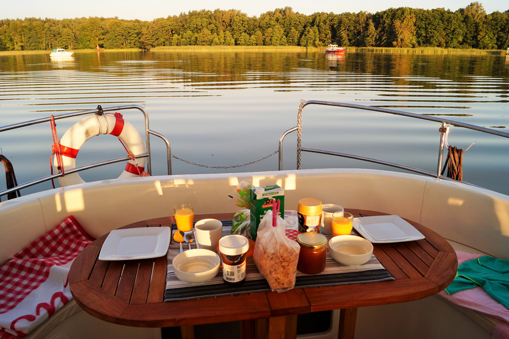 Frühstück an Deck der Riverboat in Mecklenburg
