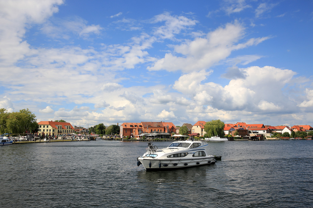 Mecklenburger Seen mit Hausboot Caprice erkunden