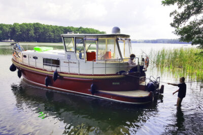 Hausboot Riverboat vor Anker Mecklenburg