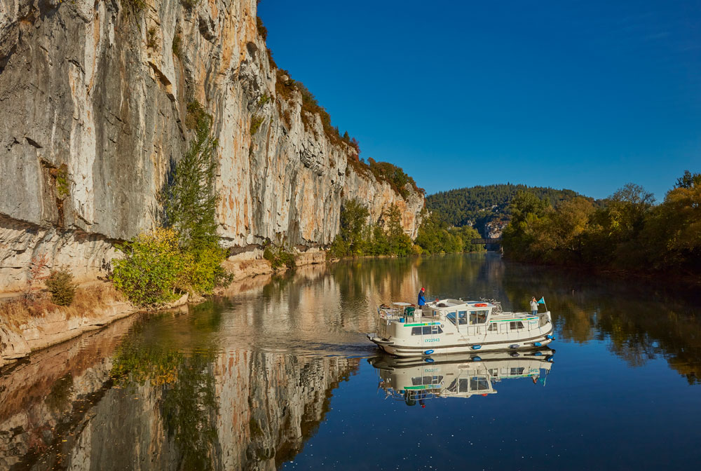 Penichette Hausboot vor Felsenwand Lot