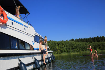 Baden und Stand Up Paddeln in Mecklenburg vom Hausboot aus