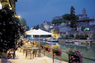 Hausboote am Ufer in Nerac