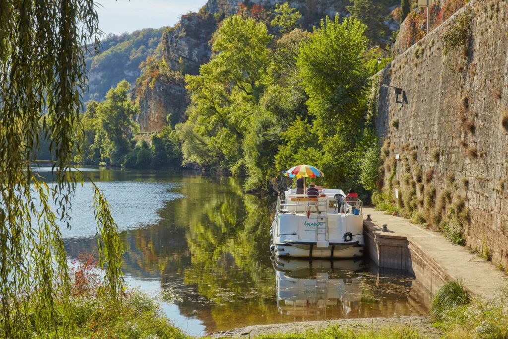 Hausboot Penichette angelegt am Ufer Lot