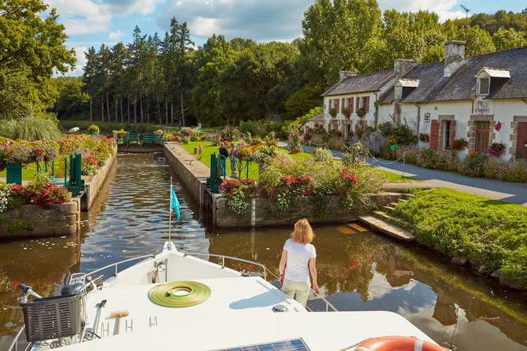 Mit der Penichette vor der Schleuse Bretagne