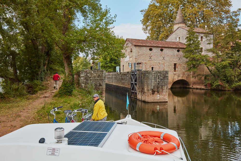 Schleuse am Lot Penichette Hausboot