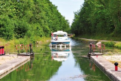 Nicols Hausboot vor der Schleusen Bourgogne Kanal