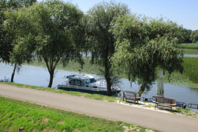 Hausboot Nicols am Steg der Theiß