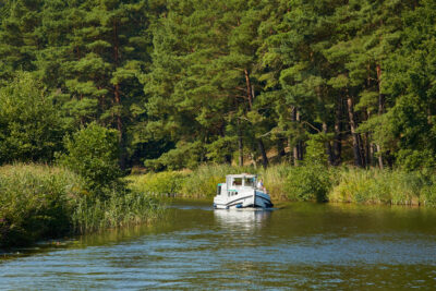 Hausboot auf der Havel bei Bredereiche, Brandenburg, Deutschland, Europa