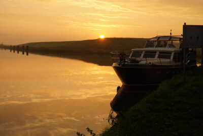 Abendstimmung Friesland Motoryacht