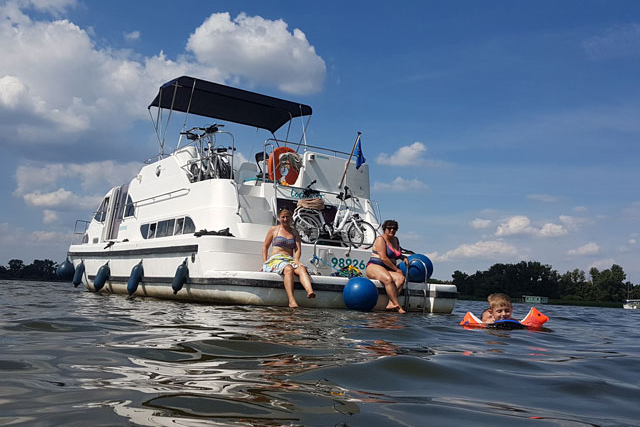 Baden und Spaß vom Hausboot