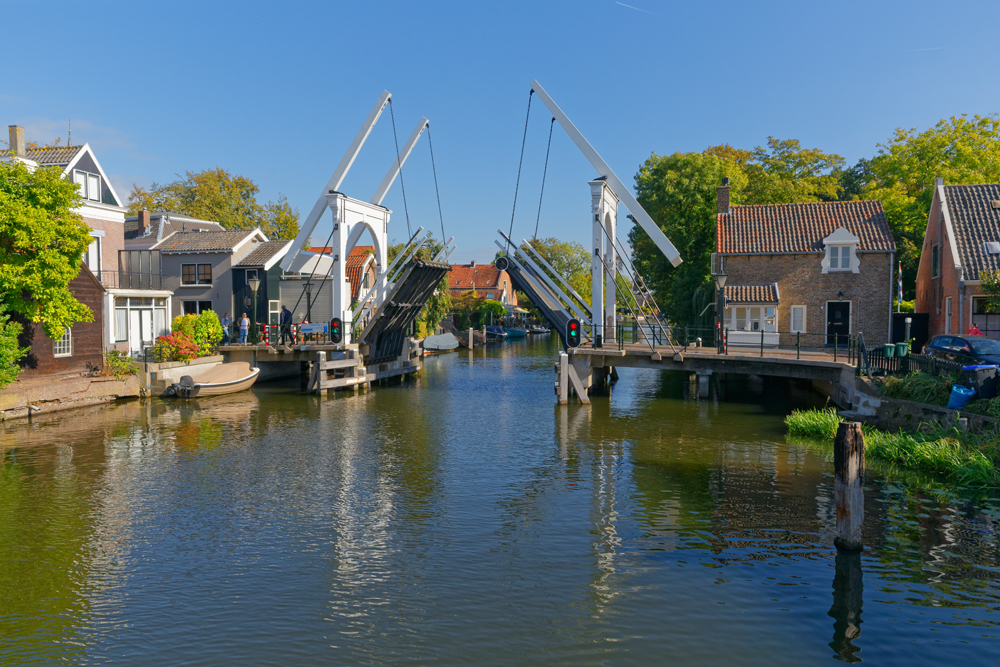 Brücke öffnet sich in den Niederlanden für Boote