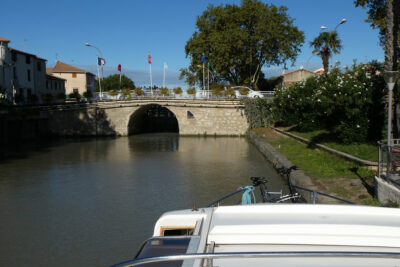 Clipper vor Tunnel am Canal du Midi
