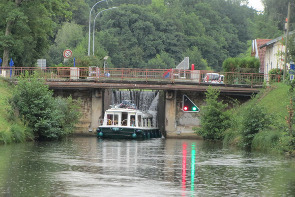 Eau Claire Hausboot vor Schleuse Elsass