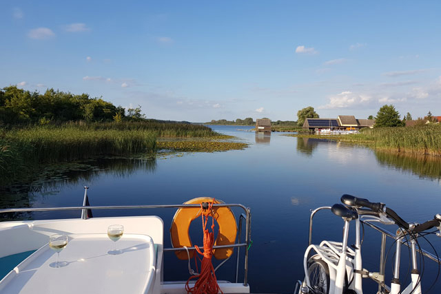 Hausboot Europa vor Anker auf Seenplatte