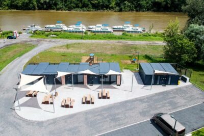 Hausboote im Hafen Tojak auf der Theiss