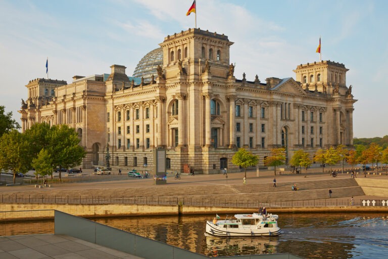 Hausboot auf der Spree am Reichstag in Berlin