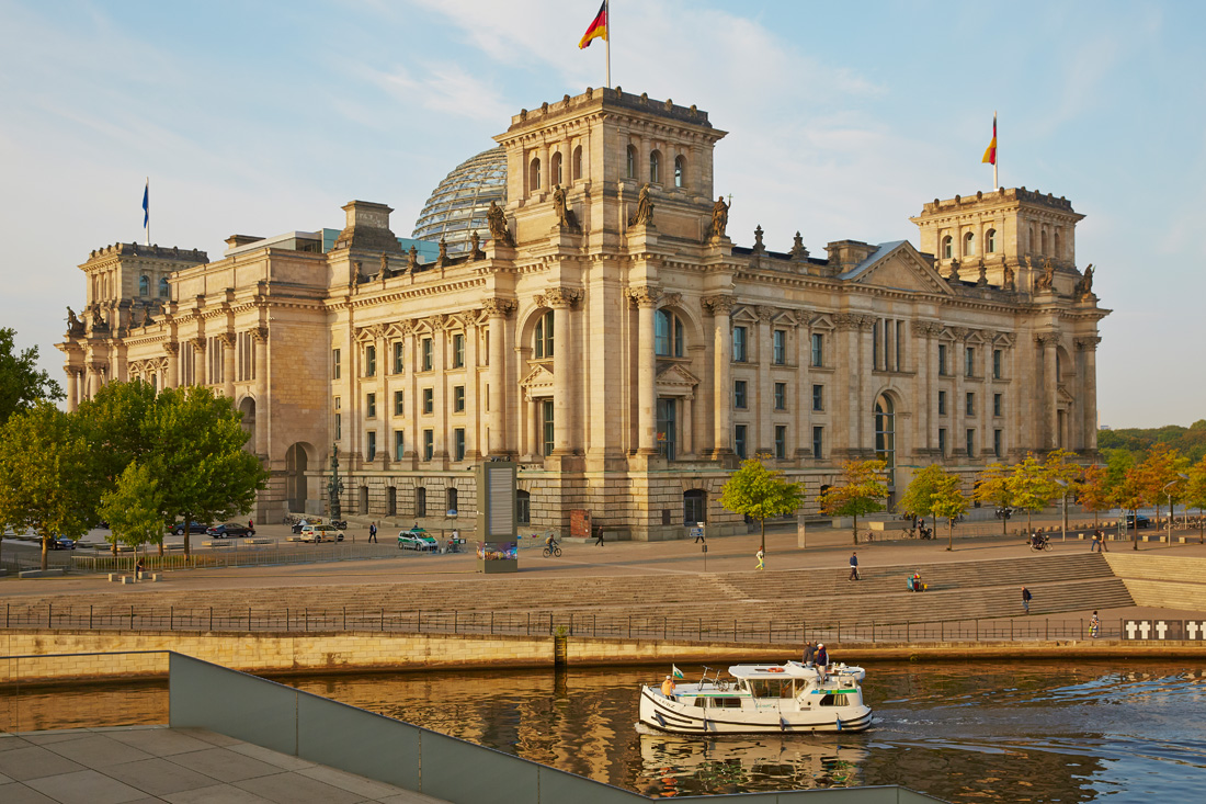 Hausboot auf der Spree am Reichstag Berlin