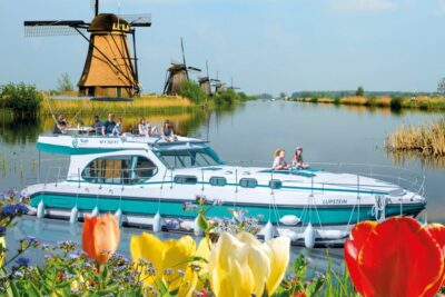 Hausboot Nicols vor Windmühle Holland