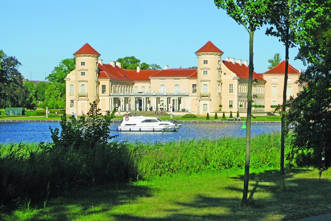 Hausboot vor Schloss Rheinsberg Mecklenburg