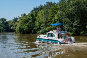 Nicols Hausboot unterwegs in Ungarn