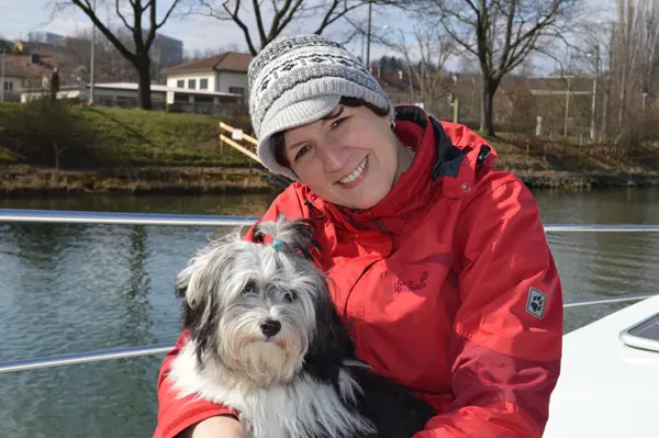 Hund auf dem Boot