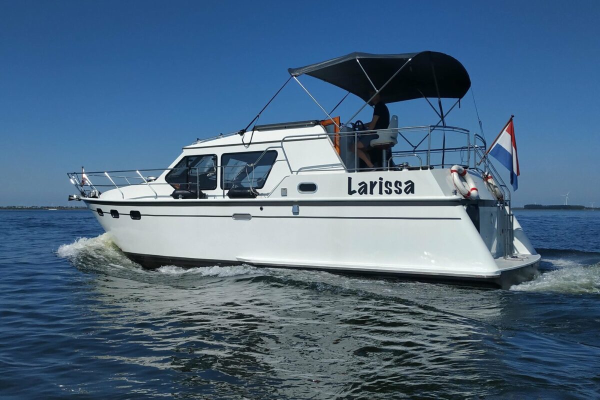 Außenansicht mit Sonnensegel Larissa