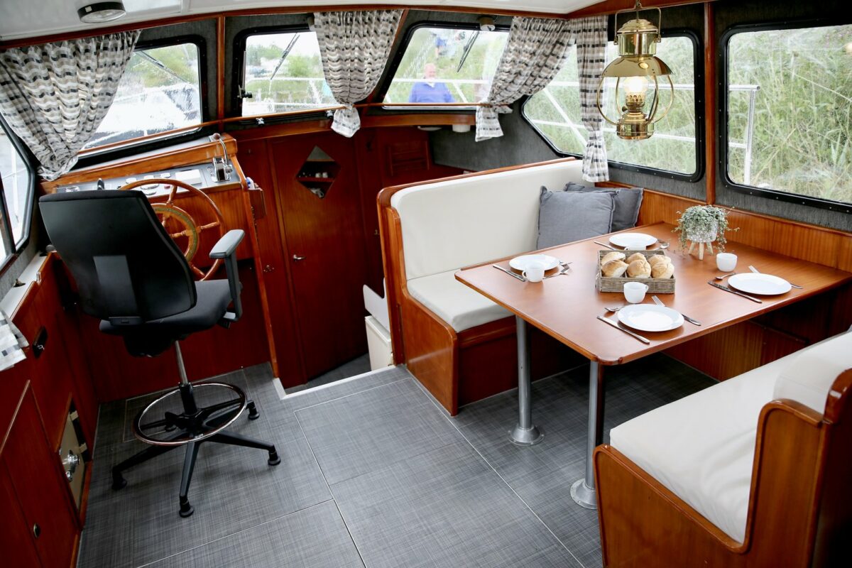 Wohnbereich der Larissa Motoryacht