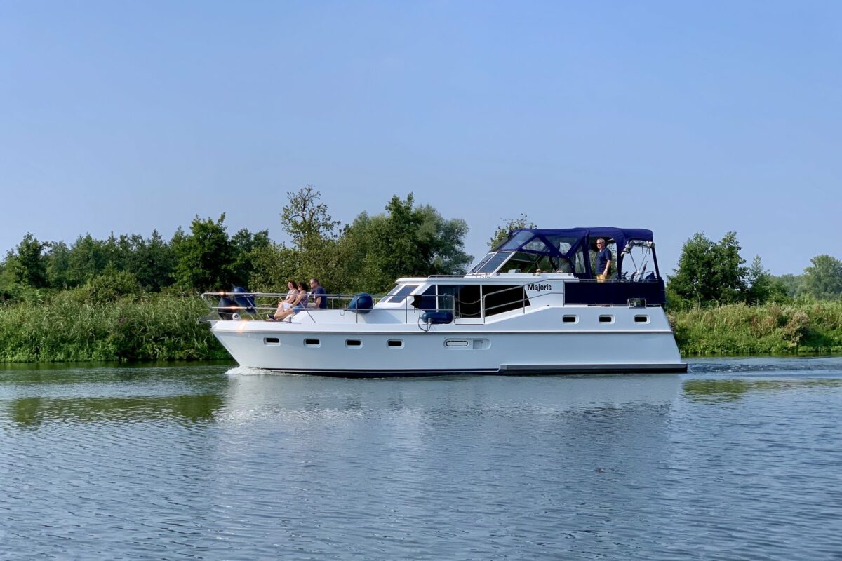 Motoryacht Majoris - Yachtcharter Huibers