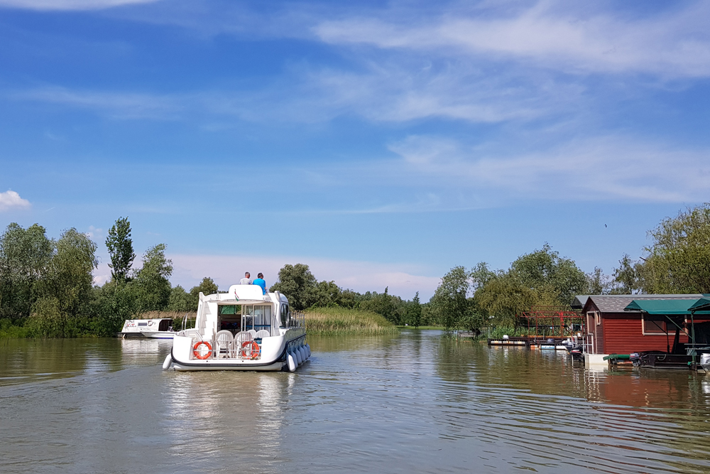 Mit dem Hausboot die Theiss in Ungarn erkunden