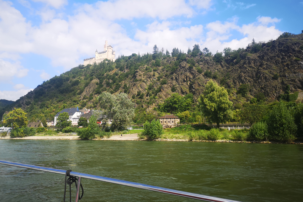 Burgen am Rhein mit dem Hausboot bewundern