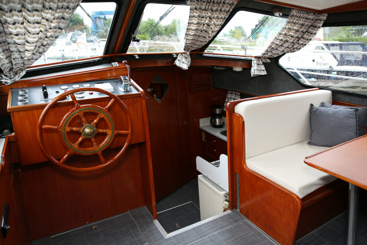 Steuerstand auf Motorboot Larissa