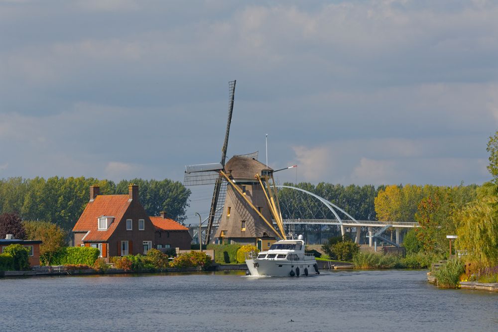 Motoryacht vor Windmühle Niederlanden