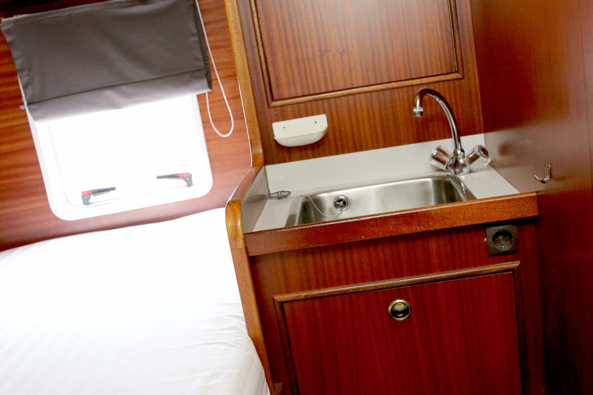 Waschbecken in Kabine Motorboot Larissa
