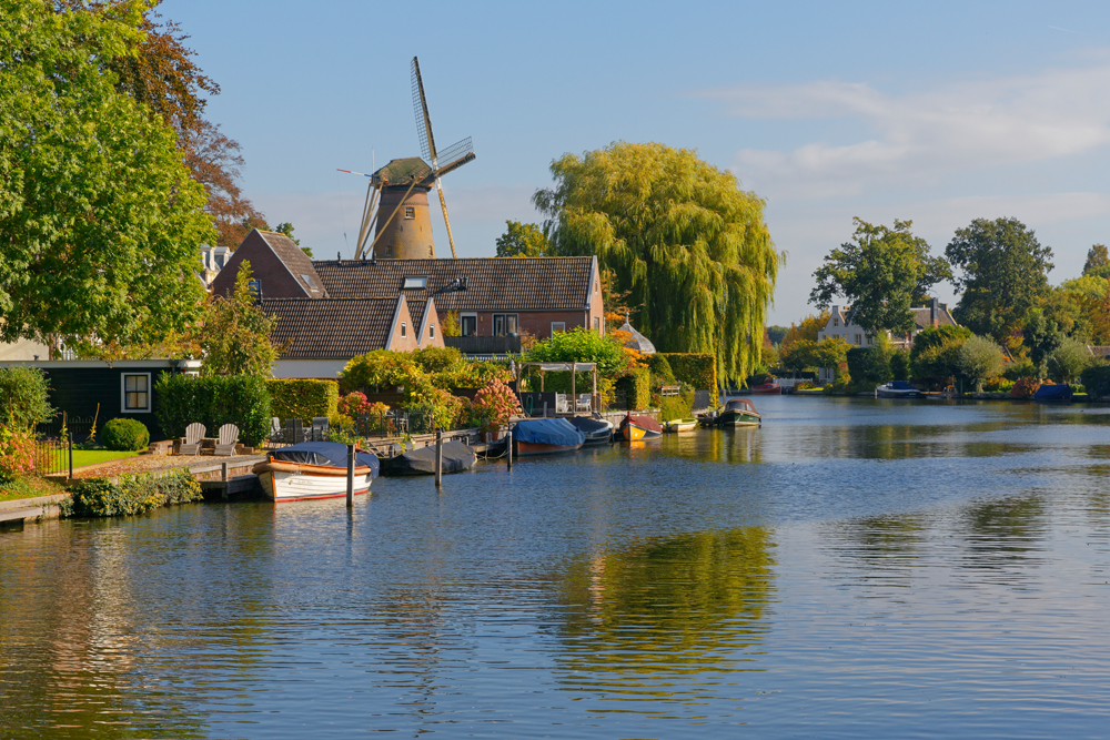 Windmühle in Holland mit dem Hausboot