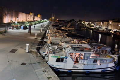 Aigues Mortes Hafen bei Nacht