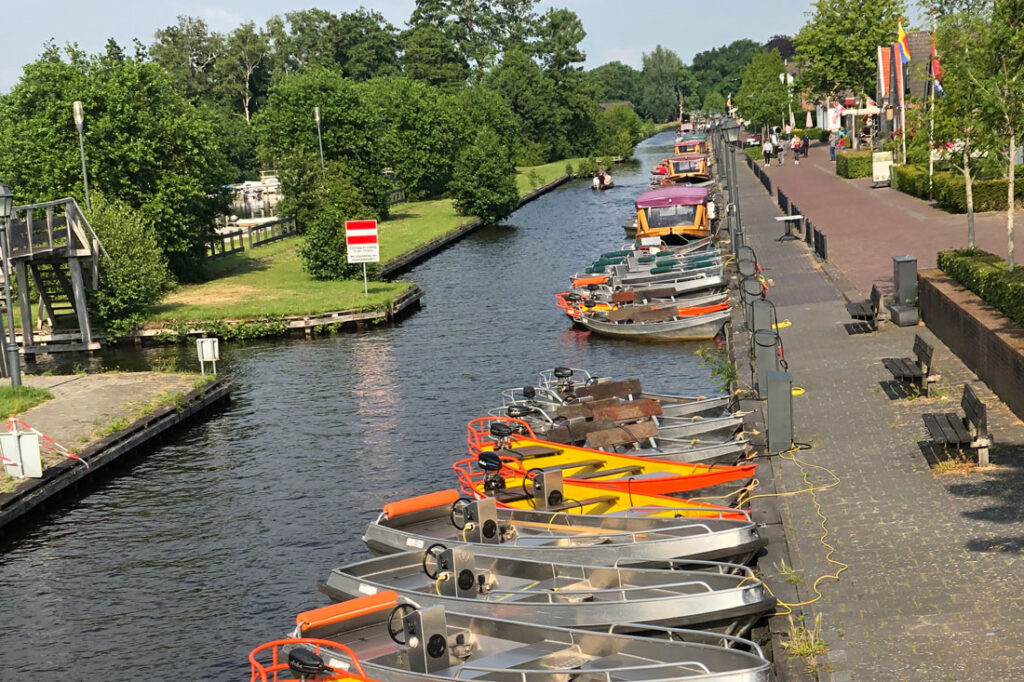 Schmale Kanäle in Friesland