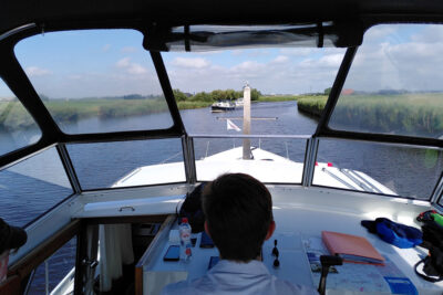 Bootsfahrt in Friesland am Steuer