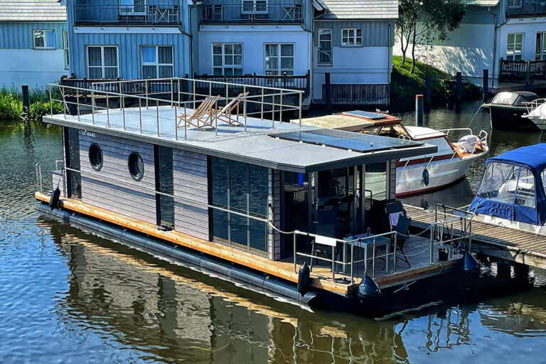 Bungalowboot mit Dachterrasse und 2 Kabinen