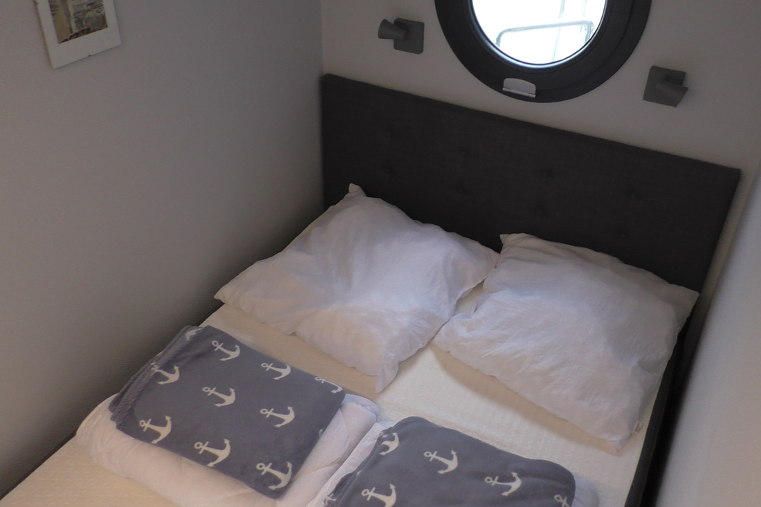 Doppelbett in Kabine auf Bungalow Hausboot