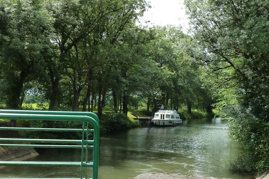 Wartestelle vor Schleuse Charente