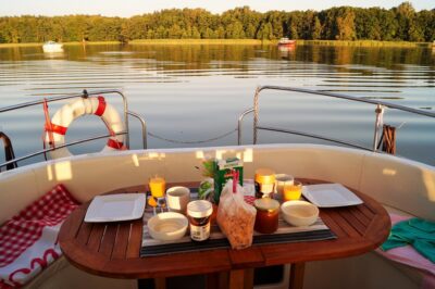 Frühstück an Deck der Riverboat