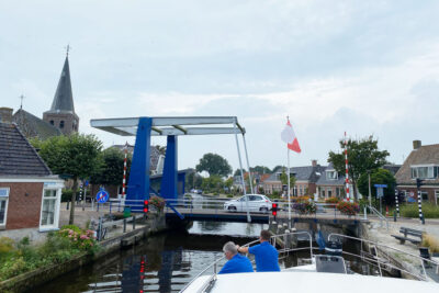 Motoryacht vor Bruecke in Friesland