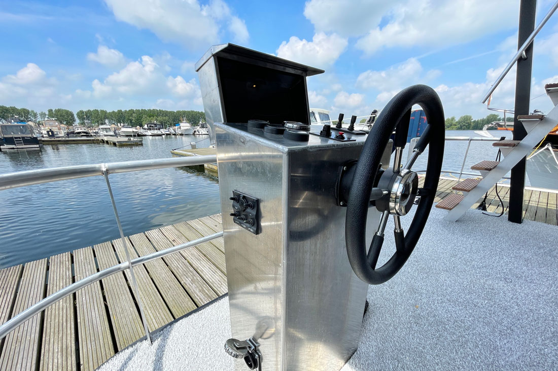 Steuerstand auf Bugterrasse Bungalow Houseboat