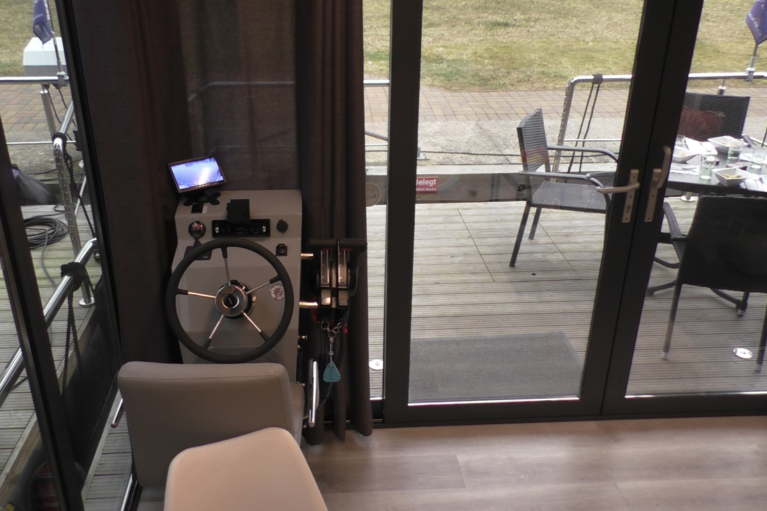 Steuerstand und Terrasse im Bug Bungalowboot