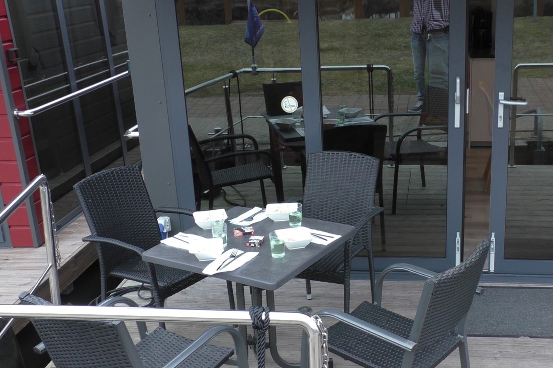 Terrasse mit Tisch und Stühle Bungalowboot