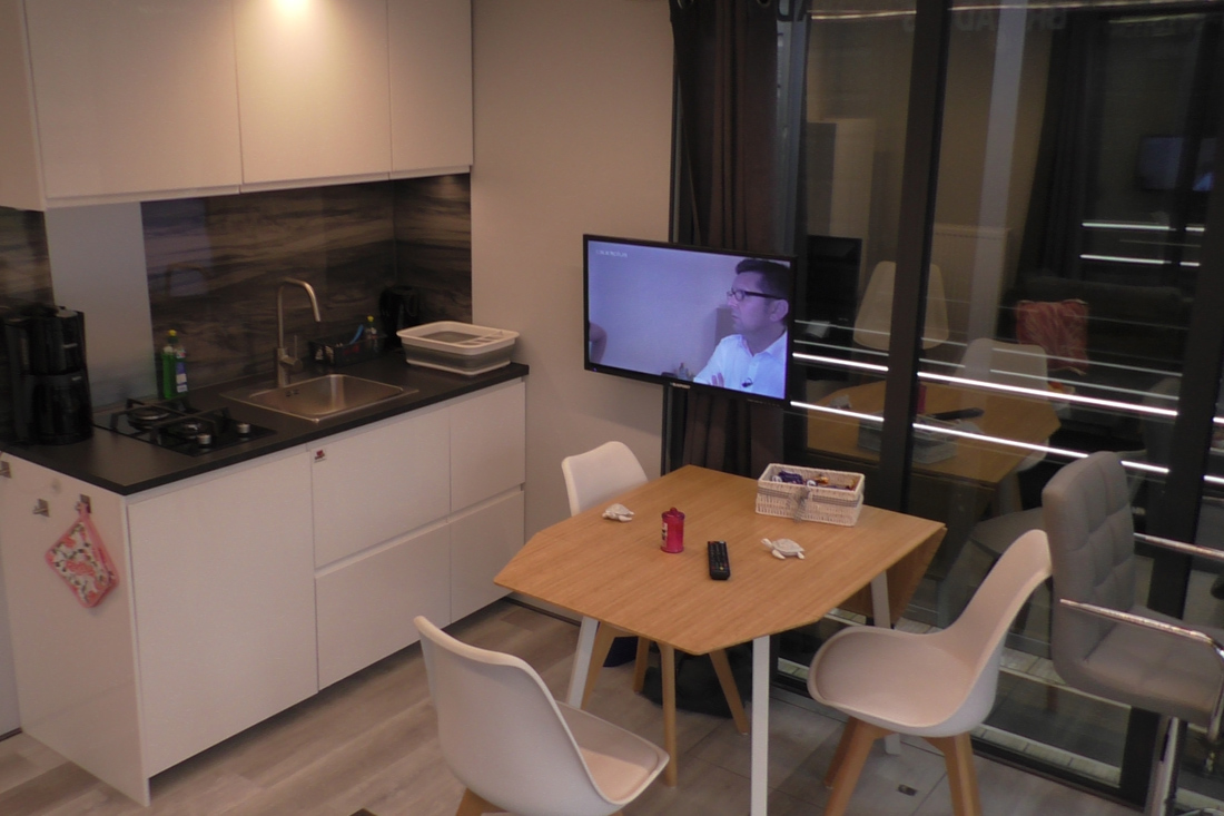 TV und Esstisch sowie Pantry