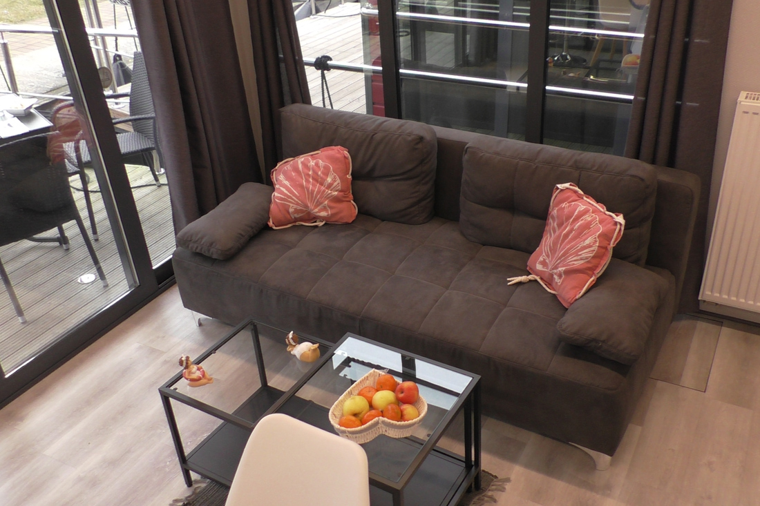 Wohnraum mit Couch auf Bungalowboot